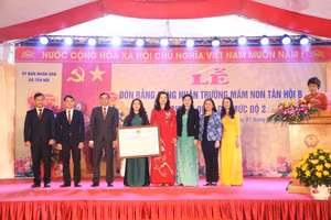 Đại diện lãnh đạo cấp trên trao Bằng công nhận trường chuẩn quốc gia mức độ 2 cho Trường Mầm non Tân Hội B tại buổi lễ. 