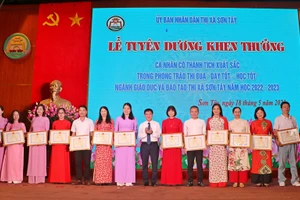 Ông Lê Đại Thăng - Phó Chủ tịch UBND thị xã Sơn Tây (giữa) trao giấy khen cho các giáo viên có thành tích xuất sắc trong phong trào thi đua “Dạy tốt - Học tốt” năm học 2022-2023. 