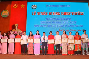 Ông Lê Đại Thăng - Phó Chủ tịch UBND thị xã Sơn Tây (giữa) trao giấy khen cho các giáo viên có thành tích xuất sắc trong phong trào thi đua “Dạy tốt - Học tốt” năm học 2022-2023. 