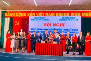 Đại diện hai Phòng GD&ĐT Ba Vì và Ba Đình ký kết biên bản ghi nhớ hợp tác.