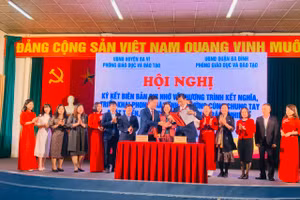 Đại diện hai Phòng GD&ĐT Ba Vì và Ba Đình ký kết biên bản ghi nhớ hợp tác.