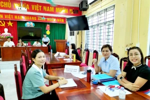 Phụ huynh bày tỏ sự hài lòng vì chỉ mất chưa đầy 5 phút đã nộp xong hồ sơ cho con vào lớp 6 tại Trường THCS An Khánh. 