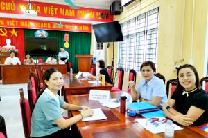 Phụ huynh bày tỏ sự hài lòng vì chỉ mất chưa đầy 5 phút đã nộp xong hồ sơ cho con vào lớp 6 tại Trường THCS An Khánh. 