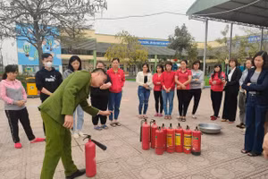 Cán bộ Công an huyện Hoài Đức hướng dẫn các đội viên Đội PCCC cơ sở tại Trường Mầm non Đức Thượng về kỹ năng sử dụng bình chữa cháy.