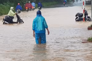 Hà Nội: Đại lộ Thăng Long ngập sâu, nhiều ô tô chết máy