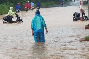 Hà Nội: Đại lộ Thăng Long ngập sâu, nhiều ô tô chết máy