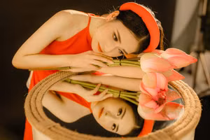 Nữ sinh khoa Báo duyên dáng bên bộ ảnh tràn ngập sắc đỏ