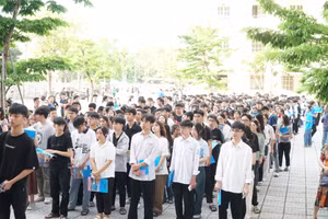 Thí sinh dự thi đánh giá năng lực của Đại học Quốc gia Hà Nội tại điểm thi Trường Đại học Vinh (Nghệ An). Ảnh: Hồ Lài