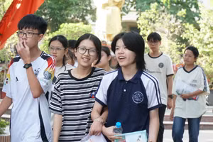 Thí sinh dự thi vào Trường THPT chuyên Phan Bội Châu (Nghệ An). Ảnh: Hồ Lài