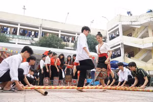 Học sinh tham gia trò chơi dân gian nhảy sạp truyền thống tại Trường Phổ thông Dân tộc nội trú tỉnh Nghệ An. Ảnh: Hồ Lài