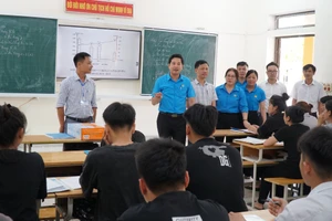 Đoàn công tác ngành giáo dục Nghệ An trực tiếp động viên, khích lệ thầy trò Trường THPT Mường Quạ (huyện Con Cuông, Nghệ An) giai đoạn cao điểm ôn thi. Ảnh: Hồ Lài