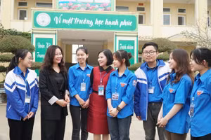 Cô Cao Thị Hải An (thứ 4 từ trái sang) - Phó Hiệu trưởng Trường THPT Diễn Châu 3 vừa được phong tặng danh hiệu Nhà giáo Ưu tú. Ảnh: Hồ Lài