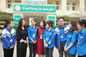 Cô Cao Thị Hải An (thứ 4 từ trái sang) - Phó Hiệu trưởng Trường THPT Diễn Châu 3 vừa được phong tặng danh hiệu Nhà giáo Ưu tú. Ảnh: Hồ Lài