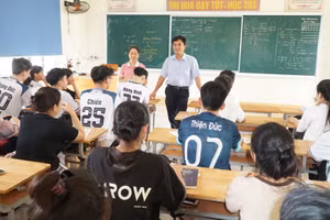 Thầy Phạm Xuân Phú – Hiệu trưởng Trường THPT Nam Đàn 2 (huyện Nam Đàn, Nghệ An) cùng giáo viên dặn dò, khích lệ học sinh trong buổi ôn thi cuối cùng. Ảnh: Hồ Lài