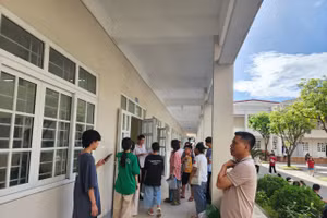 Hơn 2.000 thí sinh dự thi vào Trường THPT chuyên Đại học Vinh (Nghệ An). Ảnh: Hồ Lài