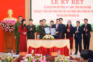 Công an tỉnh Nghệ An cùng Sở GD&ĐT ký kết phối hợp xây dựng, triển khai mô hình giáo dục ý thức chấp hành pháp luật và kỹ năng sống trong trường học trên địa bàn. Ảnh: Hồ Lài