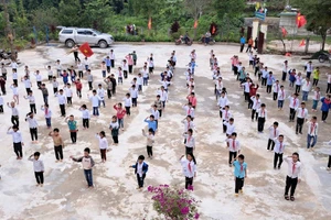 Giờ chào cờ, tập trung học sinh sau kỳ nghỉ tết nguyên đán Giáp Thìn tại Trường Phổ thông DTBT Tiểu học Đoọc Mạy (huyện Kỳ Sơn, Nghệ An). Ảnh: NTCC