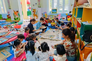 "Xưởng tranh" của cô trò Trường Mầm non Xá Lượng, huyện Tương Dương, Nghệ An. Ảnh: NTCC