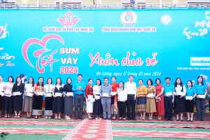 Đại diện Sở GD&ĐT, Công đoàn Giáo dục tỉnh Nghệ An trao quà cho giáo viên, nhân viên, người lao động khó khăn của các trường học trên địa bàn. Ảnh: Hồ Lài