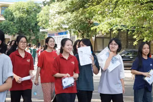 Thí sinh Nghệ An tham dự kỳ thi tuyển sinh vào lớp 10 THPT năm 2024. Ảnh: Hồ Lài