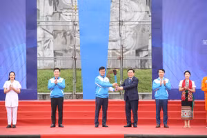 Chủ tịch Quốc hội Vương Đình Huệ trao ngọn đuốc Khởi động Tháng Thanh niên 2024 cho Bí thư thứ nhất Trung ương Đoàn Bùi Quang Huy.