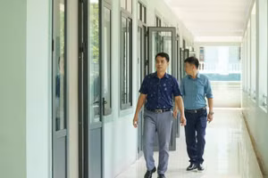 Ban giám hiệu Trường THPT Tương Dương 2 (huyện Tương Dương, Nghệ An) kiểm tra cơ sở vật chất phòng thi. Ảnh: Hồ Lài