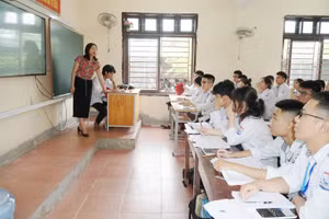 Cán bộ phụ trách tuyển sinh Trường THPT Thái Lão (huyện Hưng Nguyên, Nghệ An hướng dẫn học sinh khối 12 đăng ký thi tốt nghiệp THPT trực tuyến. Ảnh: Hồ Lài