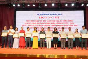 Sở GD&ĐT Nghệ An trao giấy khen cho các trung tâm có nhiều đóng góp trong hoạt động đào tạo ngoại ngữ, kỹ năng sống trên địa bàn. Ảnh: Hồ Lài