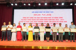 Sở GD&ĐT Nghệ An trao giấy khen cho các trung tâm có nhiều đóng góp trong hoạt động đào tạo ngoại ngữ, kỹ năng sống trên địa bàn. Ảnh: Hồ Lài