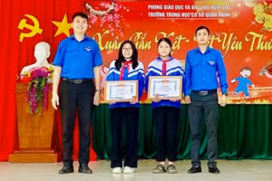 Đại diện Huyện đoàn Nghi Lộc (Nghệ An) trao giấy khen biểu dương hành động "nhặt được của rơi trả người đánh mất" của 2 nữ sinh. Ảnh: NVCC