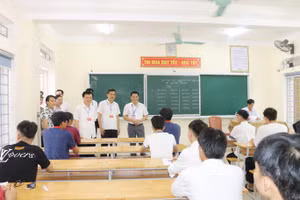 Lãnh đạo tỉnh Nghệ An đến động viên thí sinh trong ngày thi đầu tiên tại điểm thi Trường THPT Nguyễn Duy Trinh. Ảnh: Hồ Lài