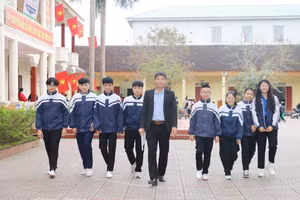 Thầy trò Trường THCS Lý Nhật Quang, huyện Đô Lương, Nghệ An. Ảnh: Hồ Lài