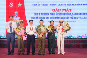 Lãnh đạo tỉnh Nghệ An trao quà tri ân chiến sĩ, thanh niên xung phong, dân công hỏa tuyến nhân kỷ niệm 70 năm Chiến thắng Điện Biên Phủ. Ảnh: Hồ Lài