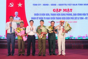 Lãnh đạo tỉnh Nghệ An trao quà tri ân chiến sĩ, thanh niên xung phong, dân công hỏa tuyến nhân kỷ niệm 70 năm Chiến thắng Điện Biên Phủ. Ảnh: Hồ Lài