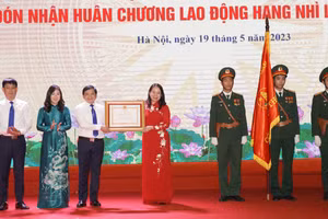 Tại buổi lễ, Phó Chủ tịch nước Võ Thị Ánh Xuân đã trao Huân chương Lao động hạng Nhì cho Trường Lê Duẩn; tặng nhà trường bức chân dung Chủ tịch Hồ Chí Minh và thăm Phòng Truyền thống.