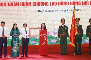 Tại buổi lễ, Phó Chủ tịch nước Võ Thị Ánh Xuân đã trao Huân chương Lao động hạng Nhì cho Trường Lê Duẩn; tặng nhà trường bức chân dung Chủ tịch Hồ Chí Minh và thăm Phòng Truyền thống.