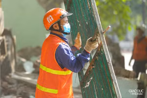 Phá dỡ hạng mục trái phép công viên Tuổi trẻ Thủ đô