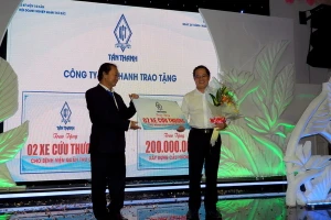 Ông Kiều Công Thanh (trái) trao bảng tượng trưng xe cứu thương cho ông Nguyễn Minh Quân – Giám đốc Bệnh viên Quận Thủ Đức