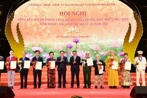 Bà Đặng Thị Cuối (thứ 2 bên phải) được vinh danh là Công dân Thủ đô ưu tú 2022.