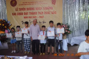 Thành viên Ban Khuyến học dòng họ Doãn thôn Cao Lôi chia sẻ niềm vui thành tích học tập của các cháu học sinh năm học 2021 - 2022.