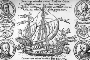 Bản khắc con tàu Victoria năm 1580, với chân dung Ferdinand Magellan (bên trái, trên) và Juan Sebastián Elkano (bên phải, trên).