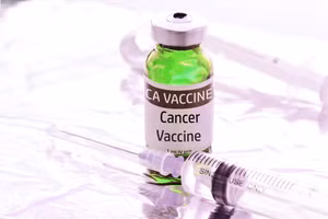 Vắc-xin giúp hệ thống miễn dịch tìm kiếm và tiêu diệt một số khối u tốt hơn.