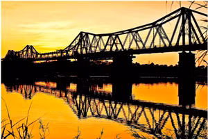 Cầu Long Biên hoàn thành năm 1902. (Ảnh ITN)