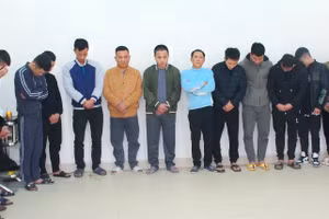 Một số đối tượng trong đường dây cá độ bóng đá bị Công an tỉnh Nghệ An bắt giữ.