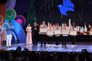 Nhóm tác giả đoạt giải Đặc biệt Cuộc thi Sáng tạo thanh, thiếu niên, nhi đồng toàn quốc.