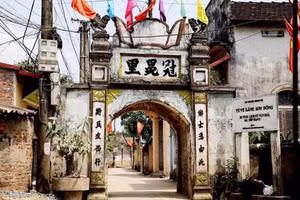 Cổng làng Sơn Đồng.