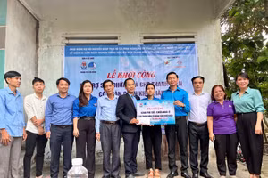 Đại diện Thành đoàn Đà Nẵng và các mạnh thường quân trao hỗ trợ 70 triệu đồng cho em Cầm sửa chữa nhà.