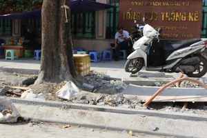 Vỉa hè phố Nguyễn Chí Thanh đang được 'thay áo' mới.