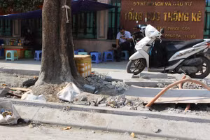 Vỉa hè phố Nguyễn Chí Thanh đang được 'thay áo' mới.
