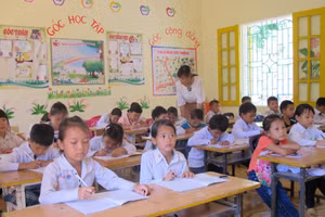 Một tiết học của cô và trò Trường Tiểu học Trung Lý (Mường Lát, Thanh Hóa). Ảnh: Đức Trí